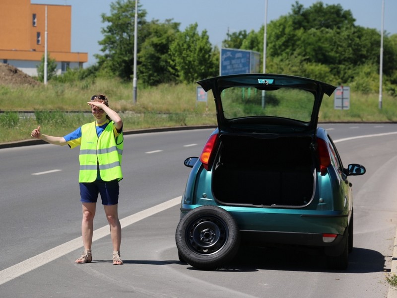 Řidičce v nesnázích zastaví na silnici každý pátý řidič